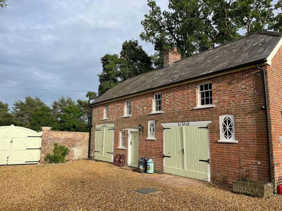 The Georgian Coach House:New Forest With Hot Tub 포딩브리지 외부 사진